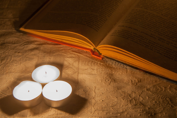 книга со свечой - Фото, изображение