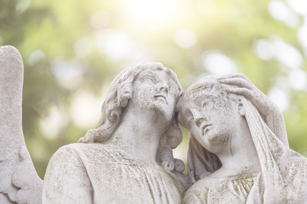 arkadan aydınlatmalı iki melek heykeli - Fotoğraf, Görsel