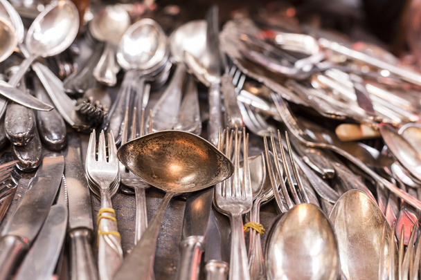 куча серебряной посуды на блошином рынке
 - Фото, изображение