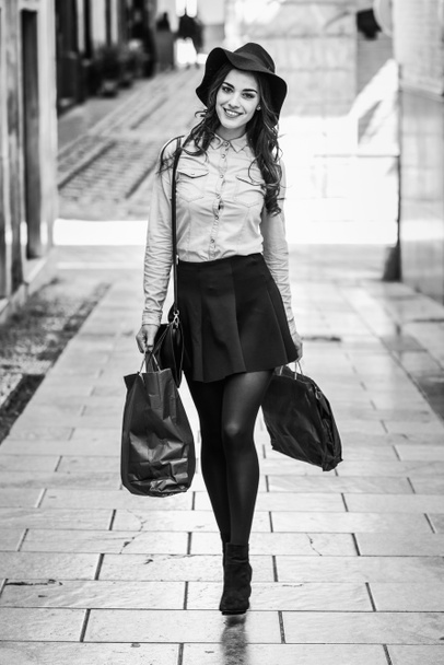 Mujer caminando por la calle con bolsas de compras
 - Foto, imagen