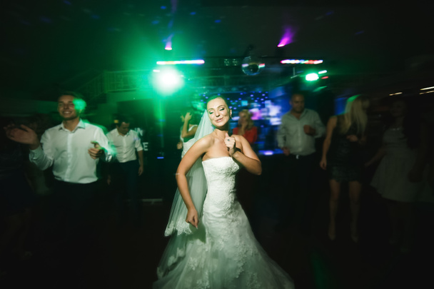 Прекрасные танцы невесты и жениха
 - Фото, изображение