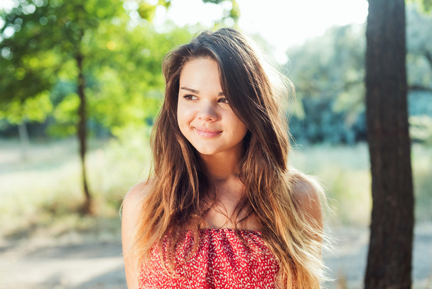 young smiling caucasian female in park - Foto, Imagem