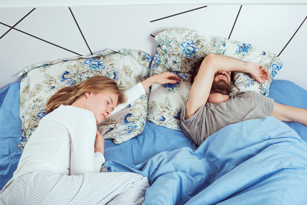young caucasian couple sleeping in bed - Foto, imagen