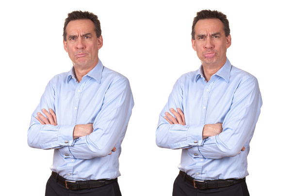 Homme d'affaires en chemise bleue avec expression malheureuse grincheuse deux façons
 - Photo, image