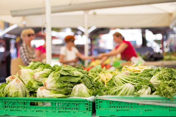 Puesto del mercado de alimentos de los agricultores con variedad de verduras orgánicas
. - Foto, imagen
