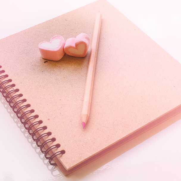 Дневник и карандаш
 - Фото, изображение