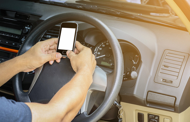мужчина сидит в машине и держит сенсорный телефон с изолированными S
 - Фото, изображение
