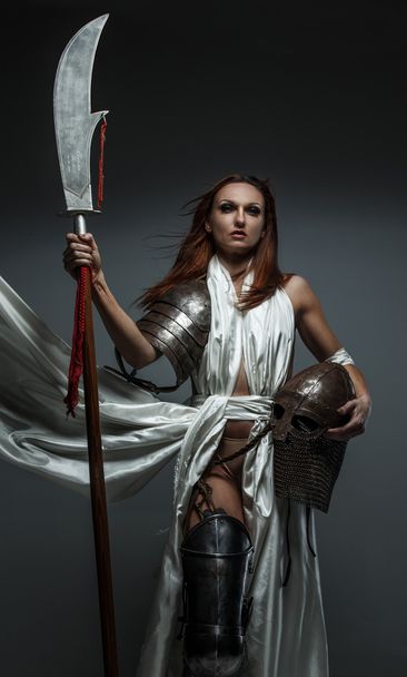 Kobieta z mieczem w białej fruwające sukienka. - Zdjęcie, obraz