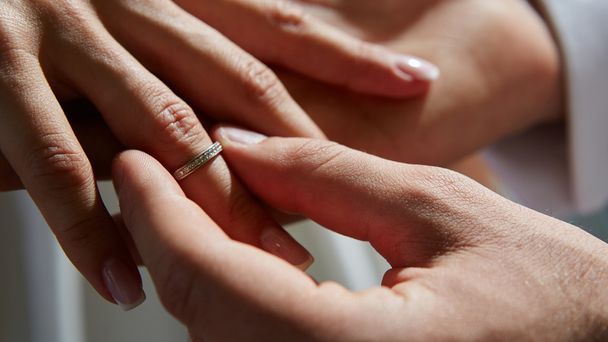 groom puts ring on the finger of bride - Fotoğraf, Görsel