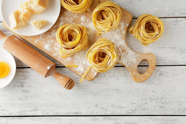 pasta on cutting board - Valokuva, kuva