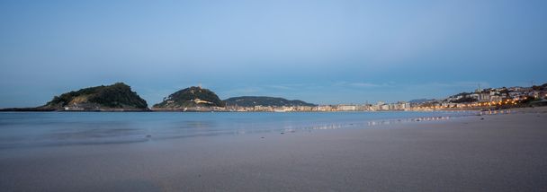 Пляж Сан-Себастьяна в сумерках, панорамный вид, Испания
 - Фото, изображение