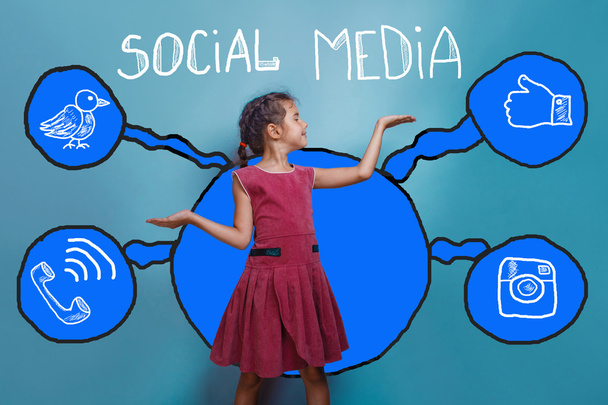 sociale media netwerk infographics instellen schets tiener meisje houden - Foto, afbeelding