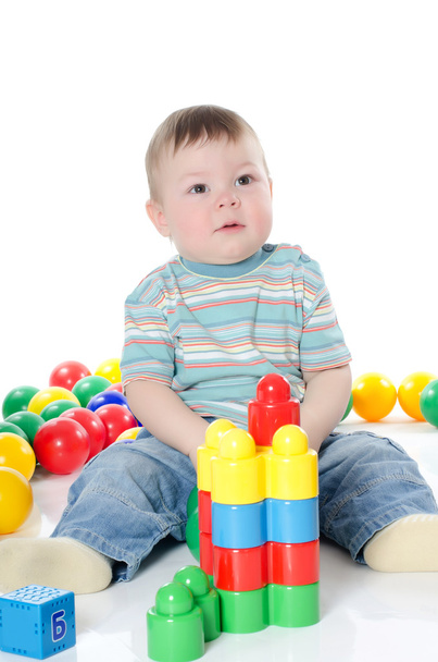 The little boy plays multi-coloured toys - 写真・画像
