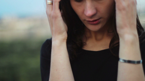 Kollarını rüzgarlı havalarda sarılma kadın - Video, Çekim