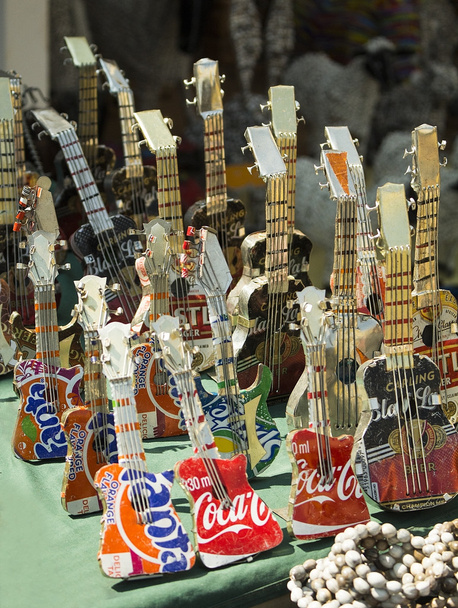 ビールや飲み物の缶から作られたアフリカのカラフルなおもちゃを作りギター。現代美術。地元の工芸品市場. - 写真・画像