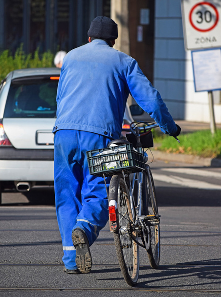 велосипедист на улице - Фото, изображение