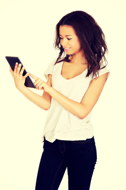 Woman using tablet computer. - Foto, Bild