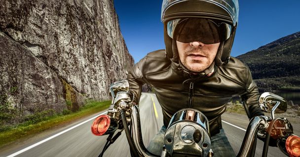 Carreras de motociclistas en la carretera
 - Foto, Imagen