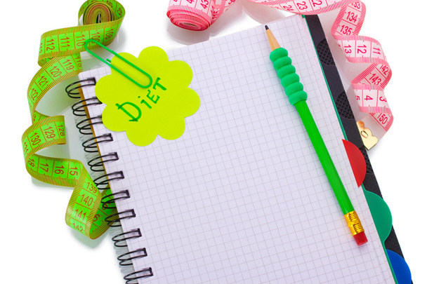 Ernährungsplanung. Notizbuch-Maßbänder und Stift isoliert auf weiß - Foto, Bild