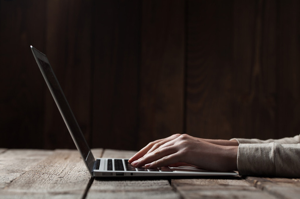 женщина руки с помощью ноутбука на рабочем столе
 - Фото, изображение