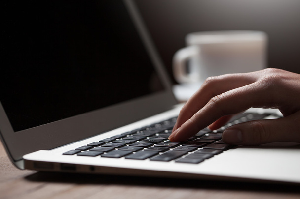 женщина руки с помощью ноутбука на рабочем столе, с копирайтом в темноте
 - Фото, изображение