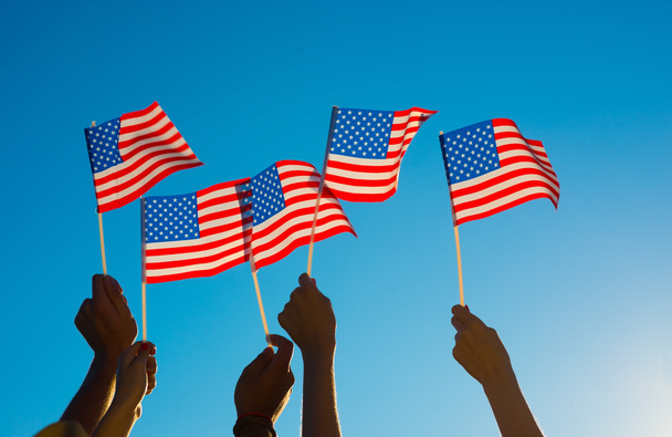 Americanos alzaron orgullosamente la bandera de América
. - Foto, Imagen