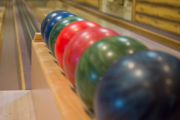 Balles de bowling au centre de bowling
 - Photo, image