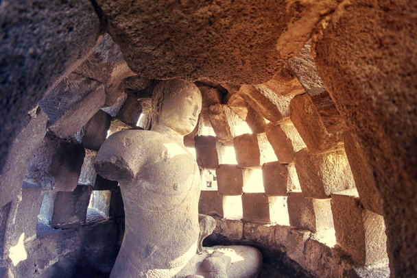 Estatua de Buda dentro de una estupa de Borobudur
 - Foto, Imagen