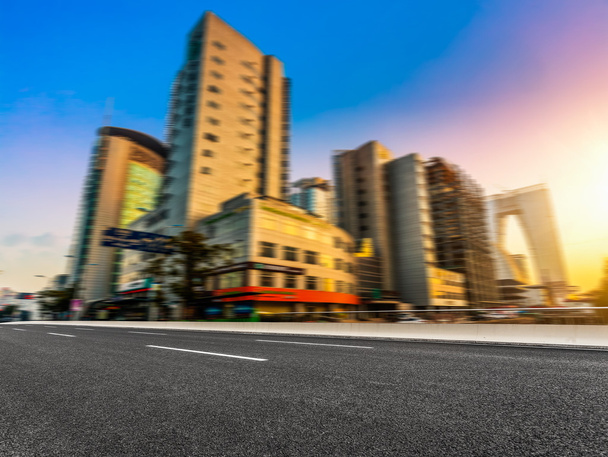 Боке размыл размытый фон городских зданий делового района в центре города небоскреб-стрит
 - Фото, изображение