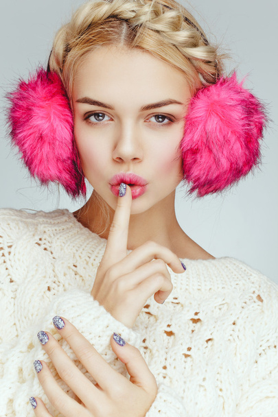 音楽を聴くヘッドフォン ピンクが美しい魅力的な魅力的な若い金髪モデル. - 写真・画像