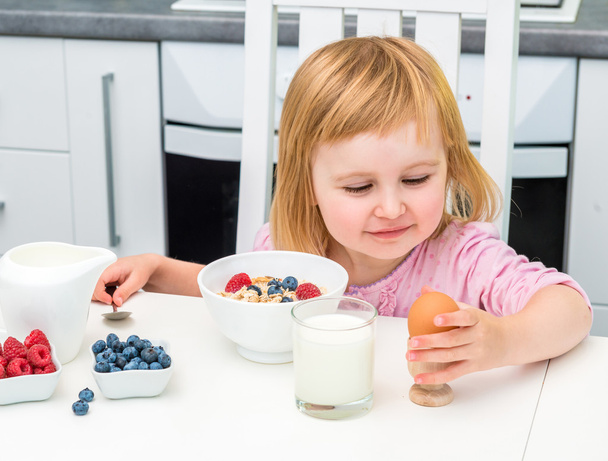 little child having breakfast - Fotoğraf, Görsel