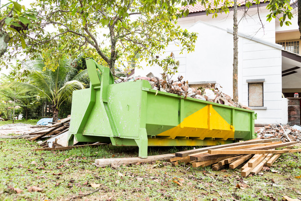 Depósito de basura de construcción con cargas en el sitio de construcción
. - Foto, Imagen