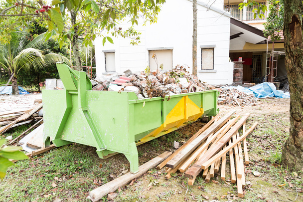 Будівельний смітник з вантажами на будівельному майданчику
. - Фото, зображення