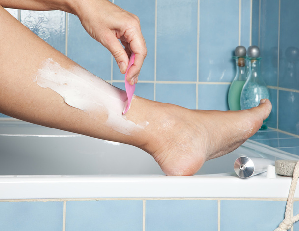Shaving her legs - Fotoğraf, Görsel