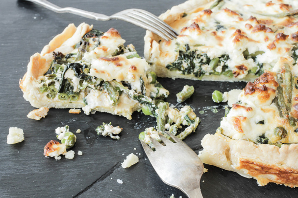 quiche with spinach and feta cheese - Zdjęcie, obraz