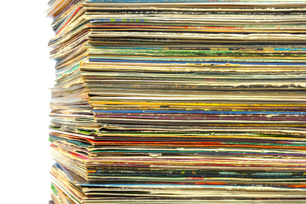 Alta pila de viejos discos de vinilo
 - Foto, Imagen