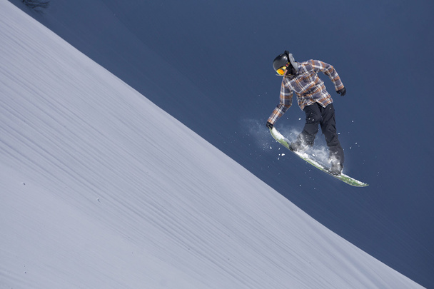 Flying snowboarder on mountains - Foto, Imagen