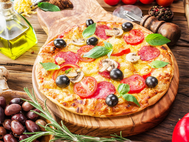 Pizza with mushrooms, salami and tomatoes. - Foto, Bild
