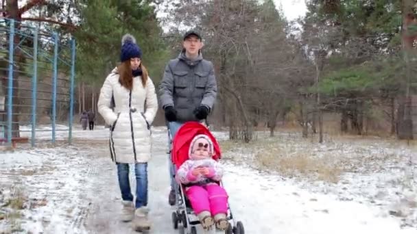 Νεαρή οικογένεια με ένα παιδί που περπατάει στο δρόμο - Πλάνα, βίντεο