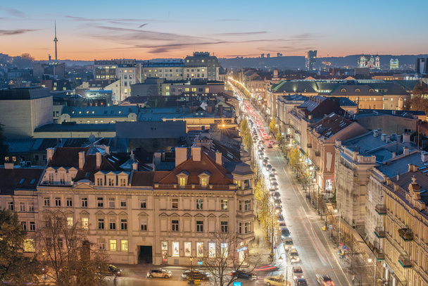 Vilnius, Litouwen: Gediminas avenue in de zonsondergang - Foto, afbeelding