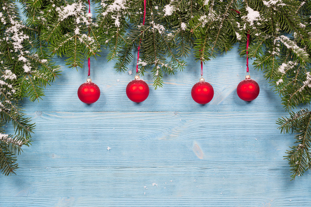 Vieilles planches ornées de brindilles sapin de Noël et de boules
 - Photo, image