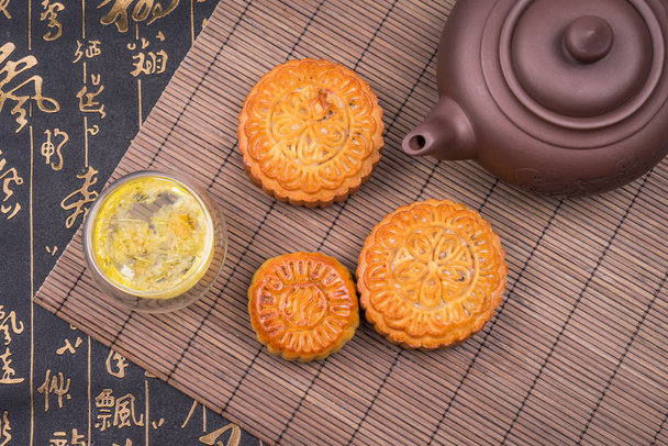 Mooncake and tea,Chinese mid autumn festival food. - Фото, изображение