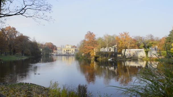 Πανόραμα της βασιλικό παλάτι στο νερό στο πάρκο Lazienki, Βαρσοβία - Πλάνα, βίντεο