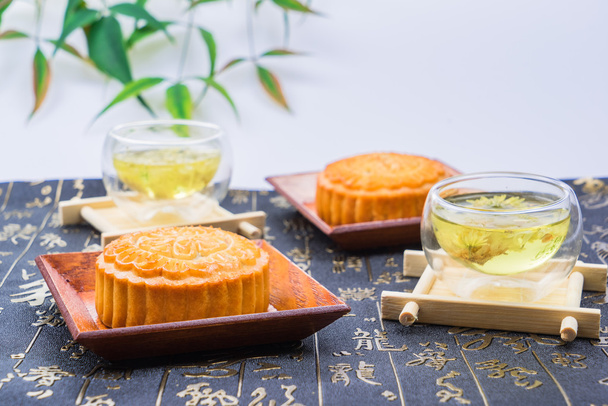 Mooncake és tea, kínai őszi fesztivál étel. - Fotó, kép