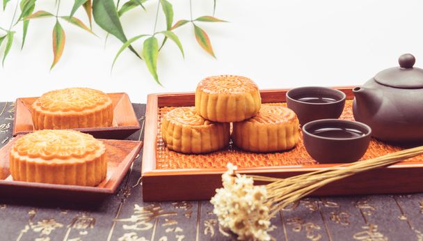 Mooncake and tea,Chinese mid autumn festival food. - Valokuva, kuva