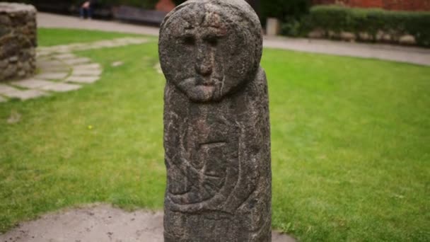 Baba di pietra nel castello di Ordensburg a Olsztyn
 - Filmati, video