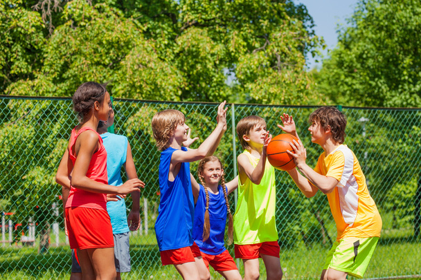 Happy friends playing basketball game outside - Foto, immagini
