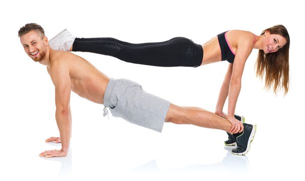 Привлекательная спортивная пара - мужчины и женщины занимаются фитнес-упражнениями
 - Фото, изображение