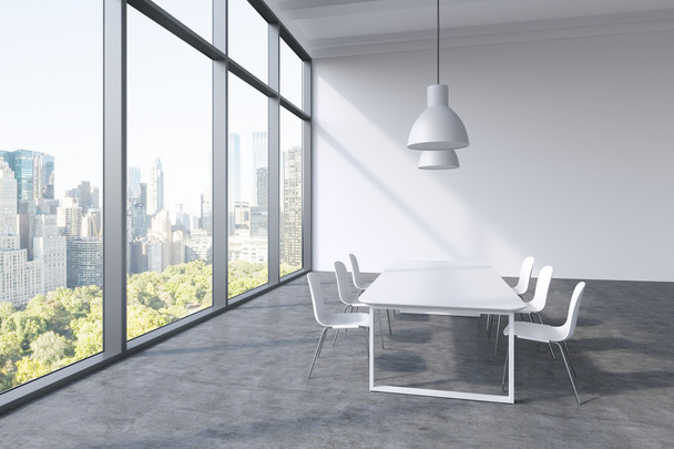 Una sala de conferencias en una moderna oficina panorámica con vistas a la ciudad de Nueva York. Mesa blanca, sillas blancas y dos luces de techo blancas. Renderizado 3D
. - Foto, Imagen