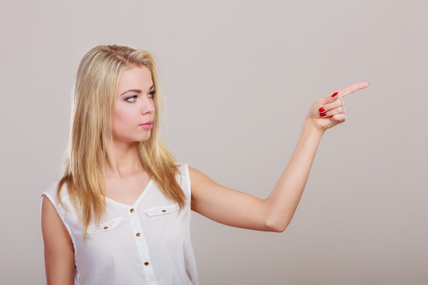 femme montrant l'espace de copie pointant avec le doigt
 - Photo, image
